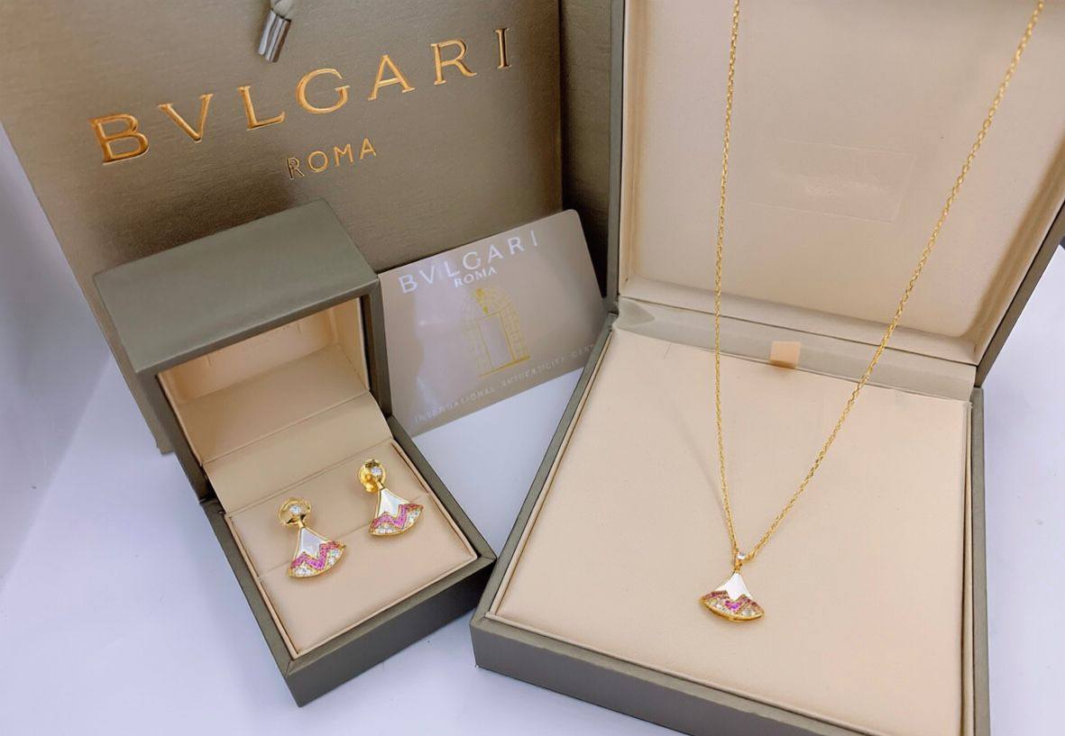 BVLGARI MASTER
SET
NECKLACE EARRINGS
WITH SMALL BOX AND PAPER BAG🎁🛍️
115 DHS✅
Zain89
♥️♥️♥️