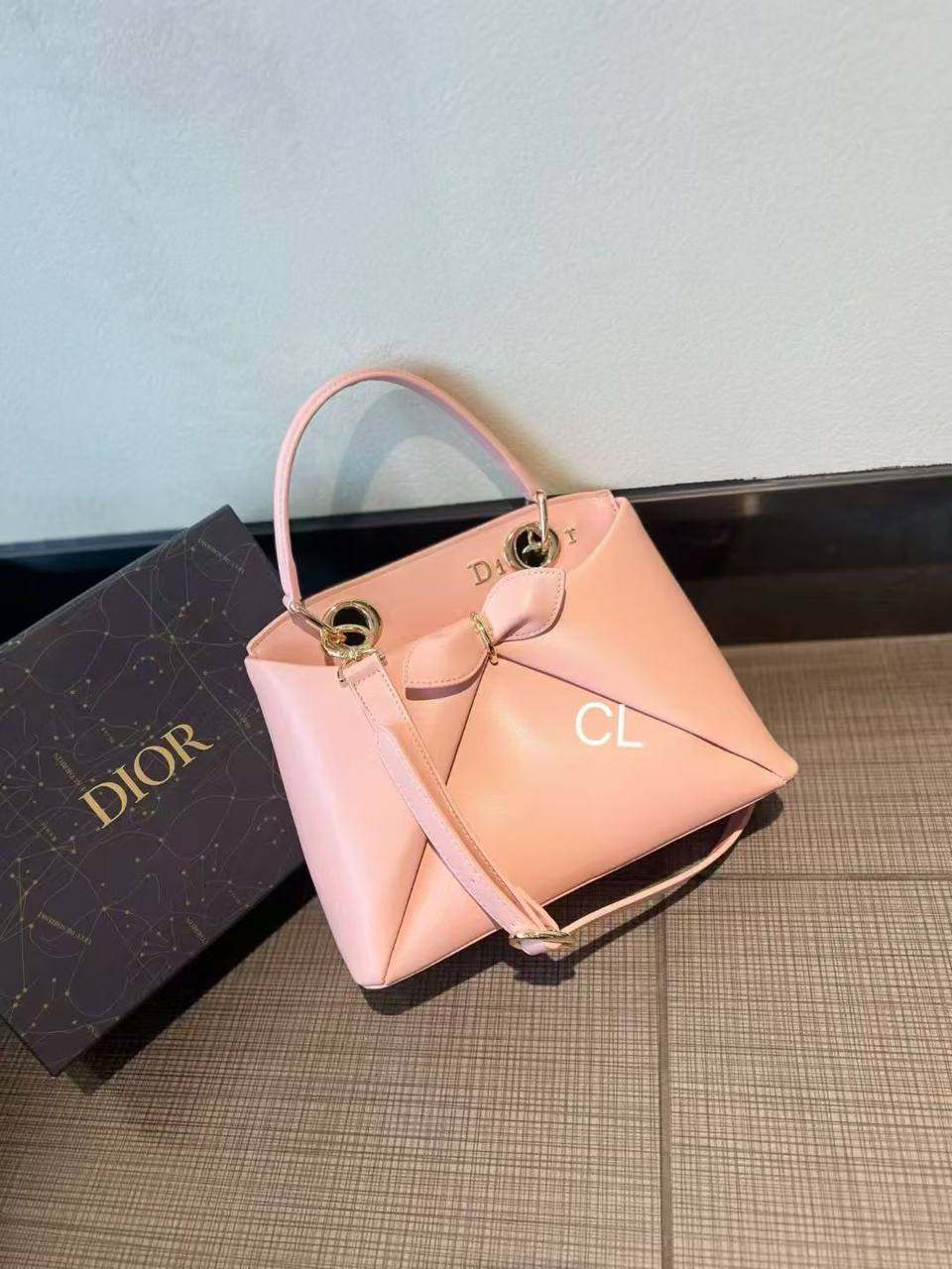 Dior
GOOD quality
120 dhs✅
with box
🎁🎁🎁
Zain200
♥️♥️♥️
