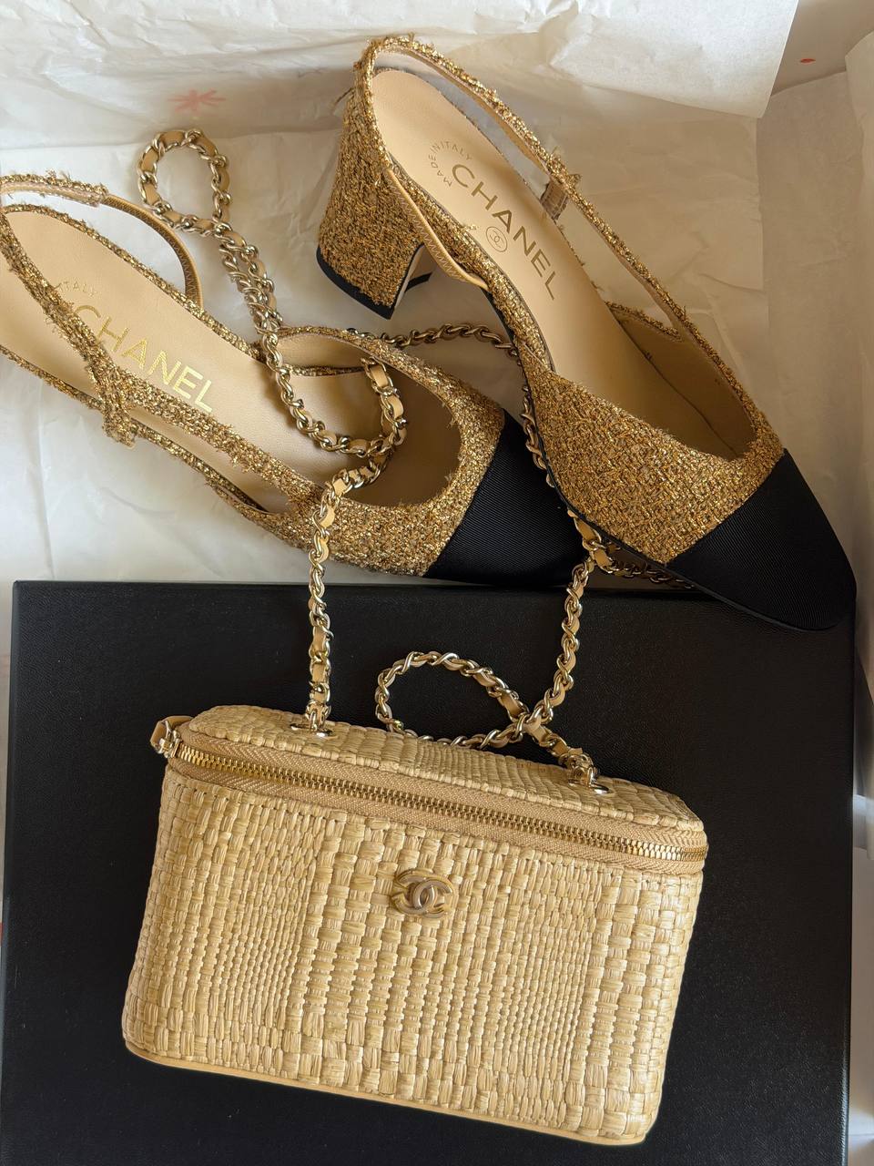 Chanel
𝐕𝐚𝐧𝐢𝐭𝐲 𝐁𝐚𝐠 𝐖𝐢𝐭𝐡 𝐂𝐡𝐚𝐢𝐧
950 dhs✅
ETAG4
♥️♥️♥️
