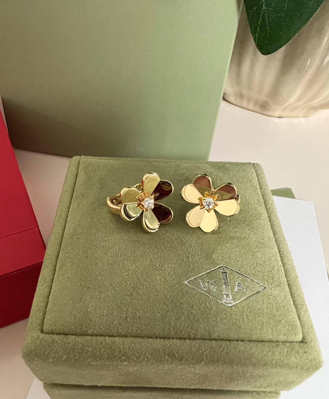 VCA SET ❤️🔥*
Necklace 🐦🔥
Earring 🦋
Bracelet 🌸
Master quality 💯
With normal boxes 📦
170 dhs🪙🌨️
With master box 🗃️
250 dhs🪙🌨️
Zain216
♥️♥️♥️