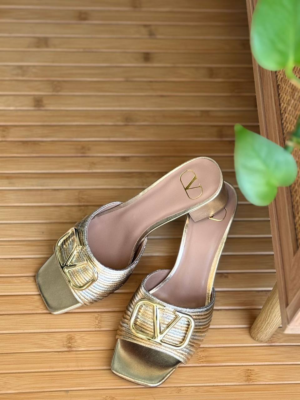 Valentino
AA Quality
𝘀𝗶𝘇𝗲: 𝟯𝟲 𝘁𝗼𝗼 𝟰2
450 dhs🇦🇪🇦🇪
Zain303
♥️♥️♥️