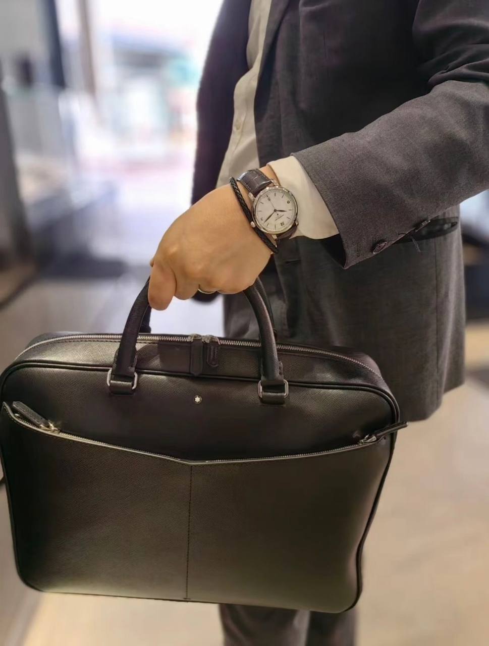 Montblanc
Laptop bag
copy one
250 dhs✅
Zain295
♥️♥️♥️