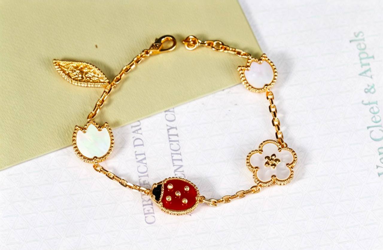 60 DHS🇦🇪🇦🇪
VCA💫✨
BRACELET
WITH BOX AND PAPER BAG🛍️🎁
Zain89
♥️♥️♥️