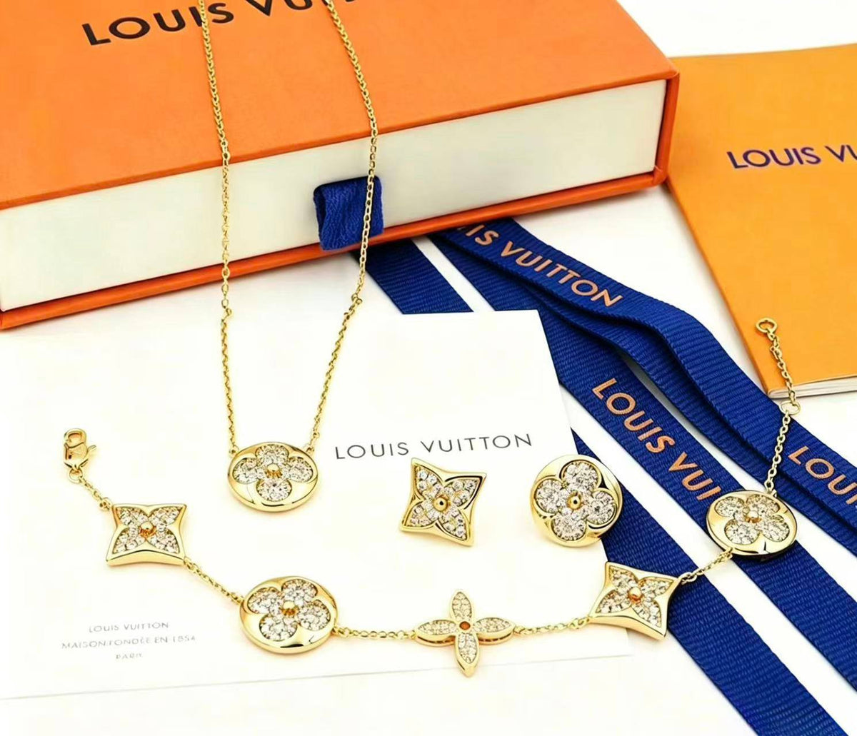 LV SET
MASTER ✨💫✨
NECKLACE
BRACELET
EARRINGS
170 dhs🇦🇪🇦🇪
WITH BOX AND PAPER BAG🛍️🎁
Zain89
♥️♥️♥️
