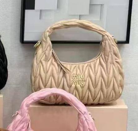 Miu Miu
25*18*7 cm
95 dhs🗽
With box
🎁🎁🎁
Zain17