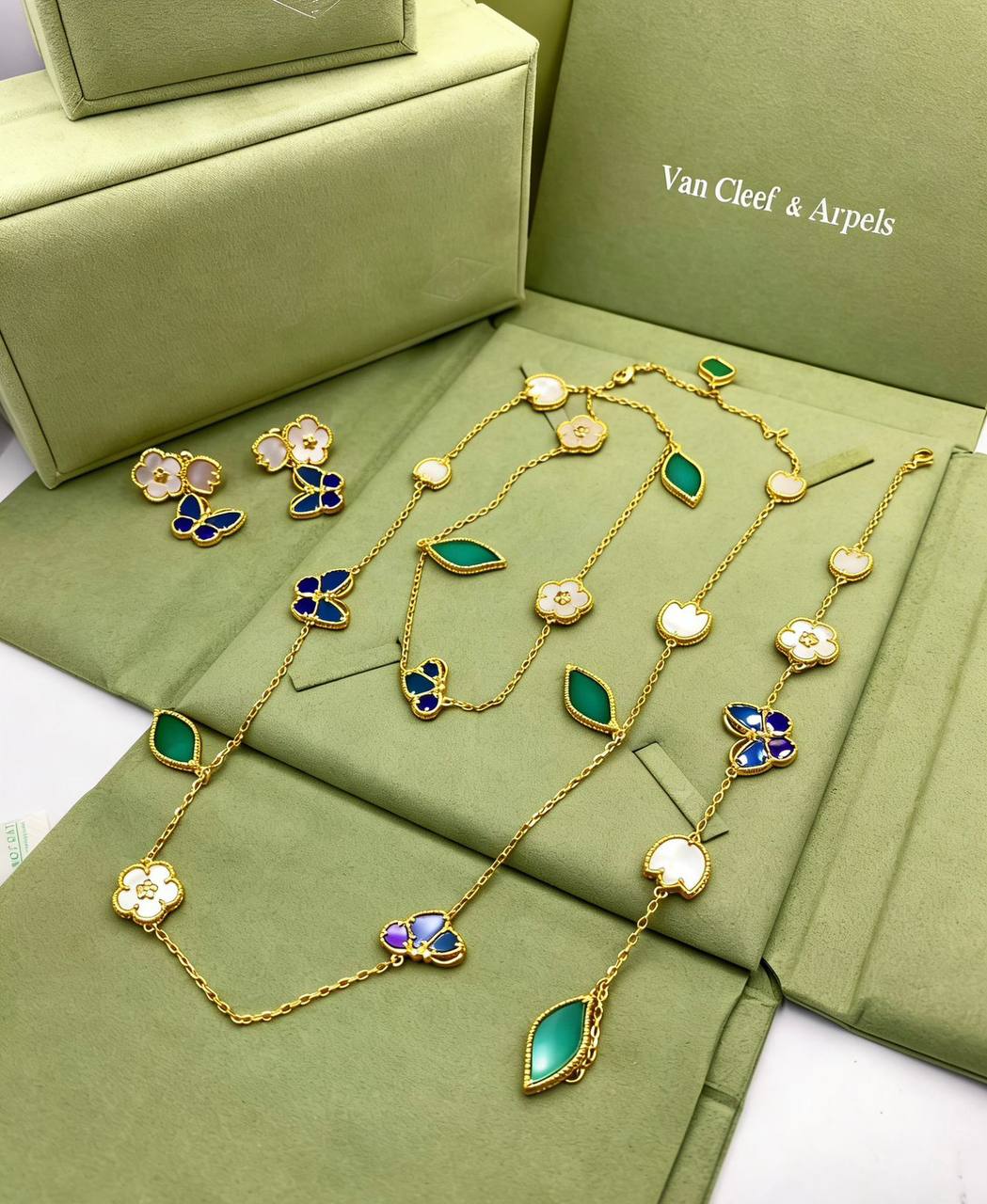 SET VCA
NECKLACE BRACELET EARRINGS
300 DHS✅WITH BOX AND PAPER BAG 🎁🛍️
350 dhs✅
WITH SAME BOX AND PAPER BAG🎁🛍️
Zain89
♥️♥️♥️