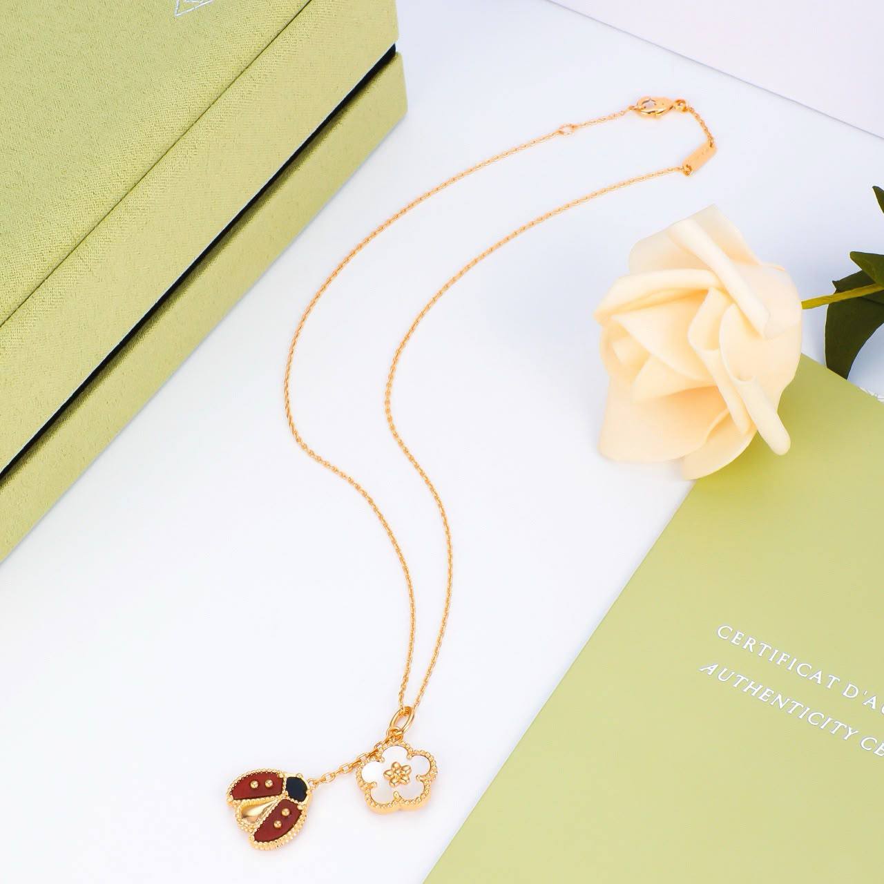 VCA set 🎊
Necklace
Earrings
Bracelet
*Master Quality*☘️
*160* AED normal box 📦
*220* AED original box 🗃️
Zain48
♥️♥️♥️