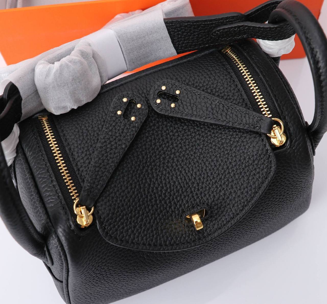 HERMES LINDY 
COPY ONE  
NEW CAME 
WITH BOX 
🎁🎁🎁
220 dhs🪙
 (leather)……
SIZE: MINI 18 cm
Zain39
♥️♥️♥️