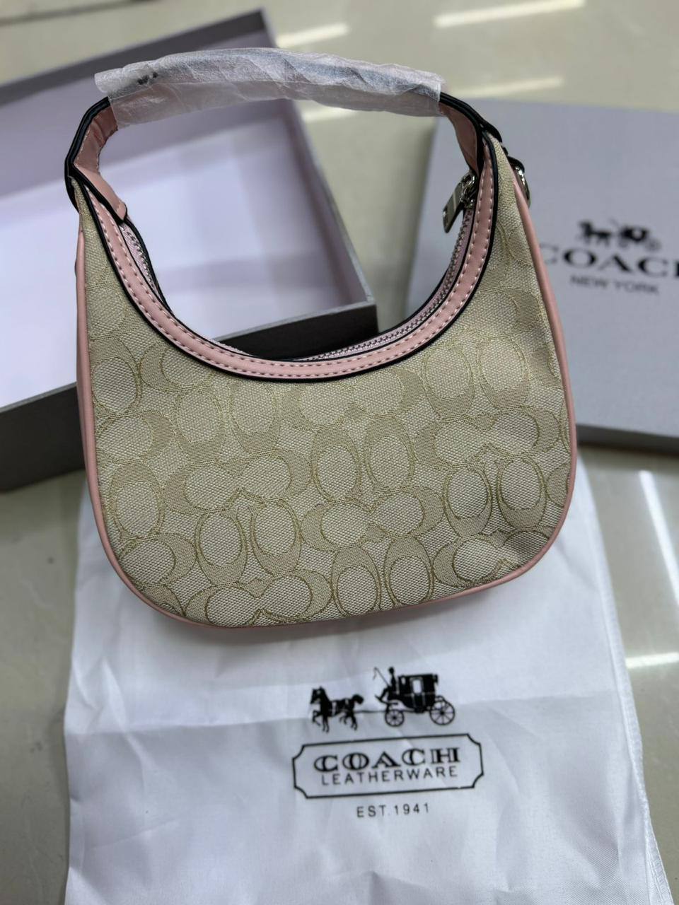 💗 Coach Carmen
1️⃣ First quality+🎁
Size : 21 * 12 cm
75 dhs✅
with box🎁
Zain115
♥️♥️♥️