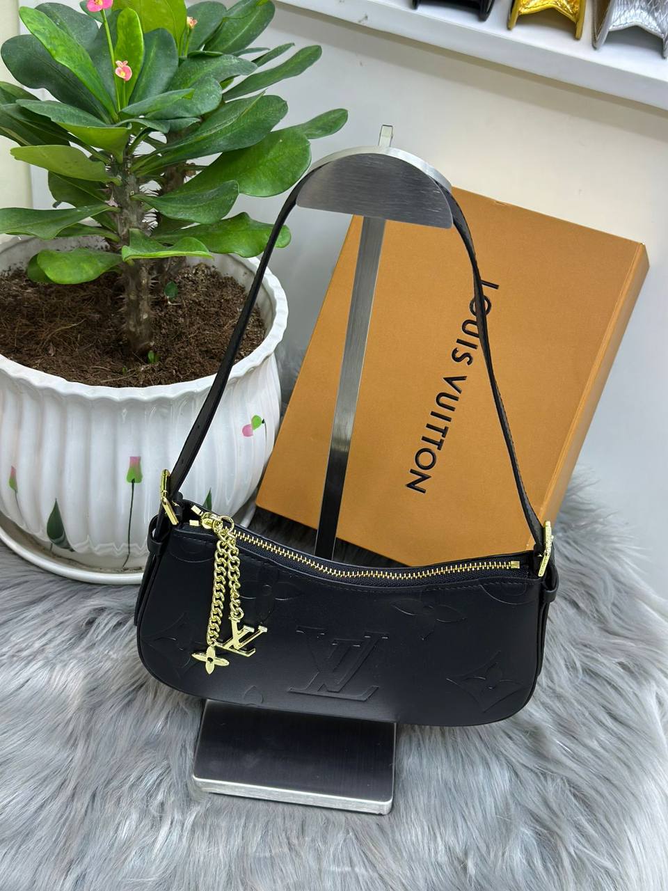 LV
SIZE ……… 24CM🥰
85 dhs🪙🌨️
with BOX🌷
🎁🎁🎁
Zain244
♥️♥️♥️