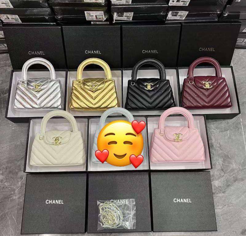 Chanel
good quality,
comes with box,
size... 20 cm
100 dhs💓
Zain12
♥️♥️♥️