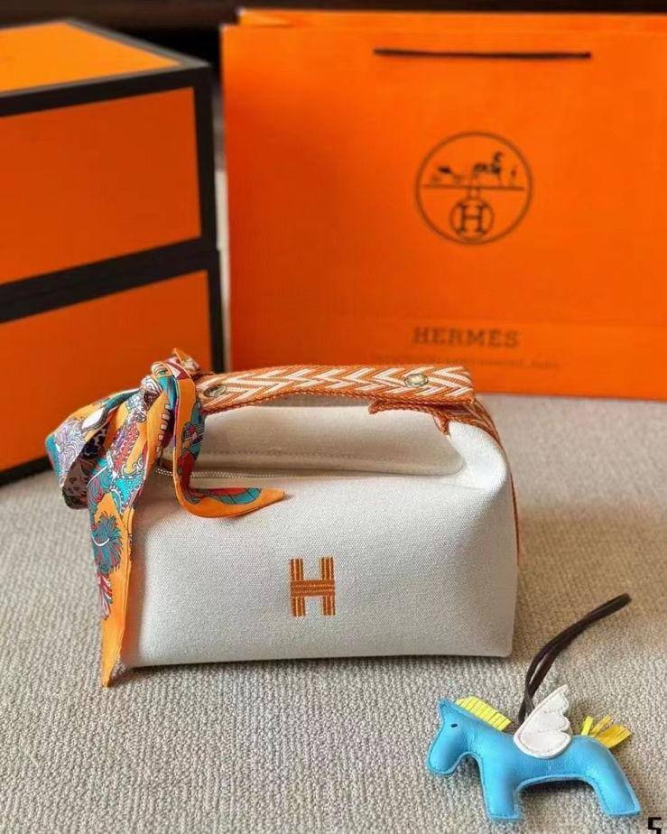 HERMES
Makeup & Cosmetics Bag
Master Quality
21cm
with box
210 dhs🇦🇪🇦🇪
Zain95
♥️♥️♥️