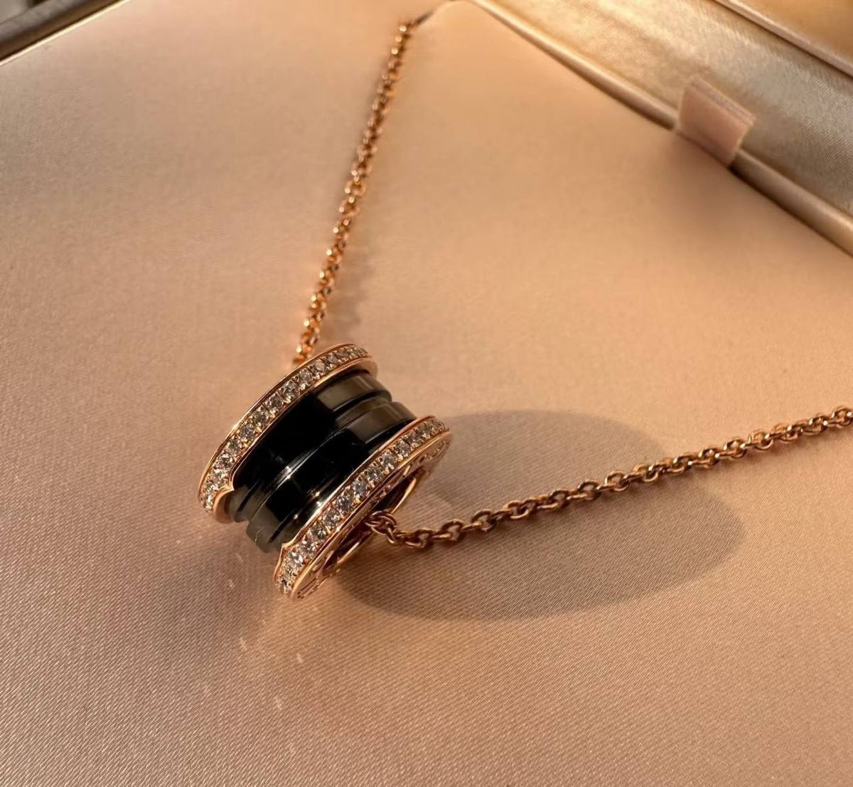 BVLGARI 😍
Necklace 🦋
Master quality 💯
With normal boxes 🗃️
70 dhs🇦🇪🇦🇪
With master box 📦
100 dhs🇦🇪🇦🇪
Zain216
♥️♥️♥️