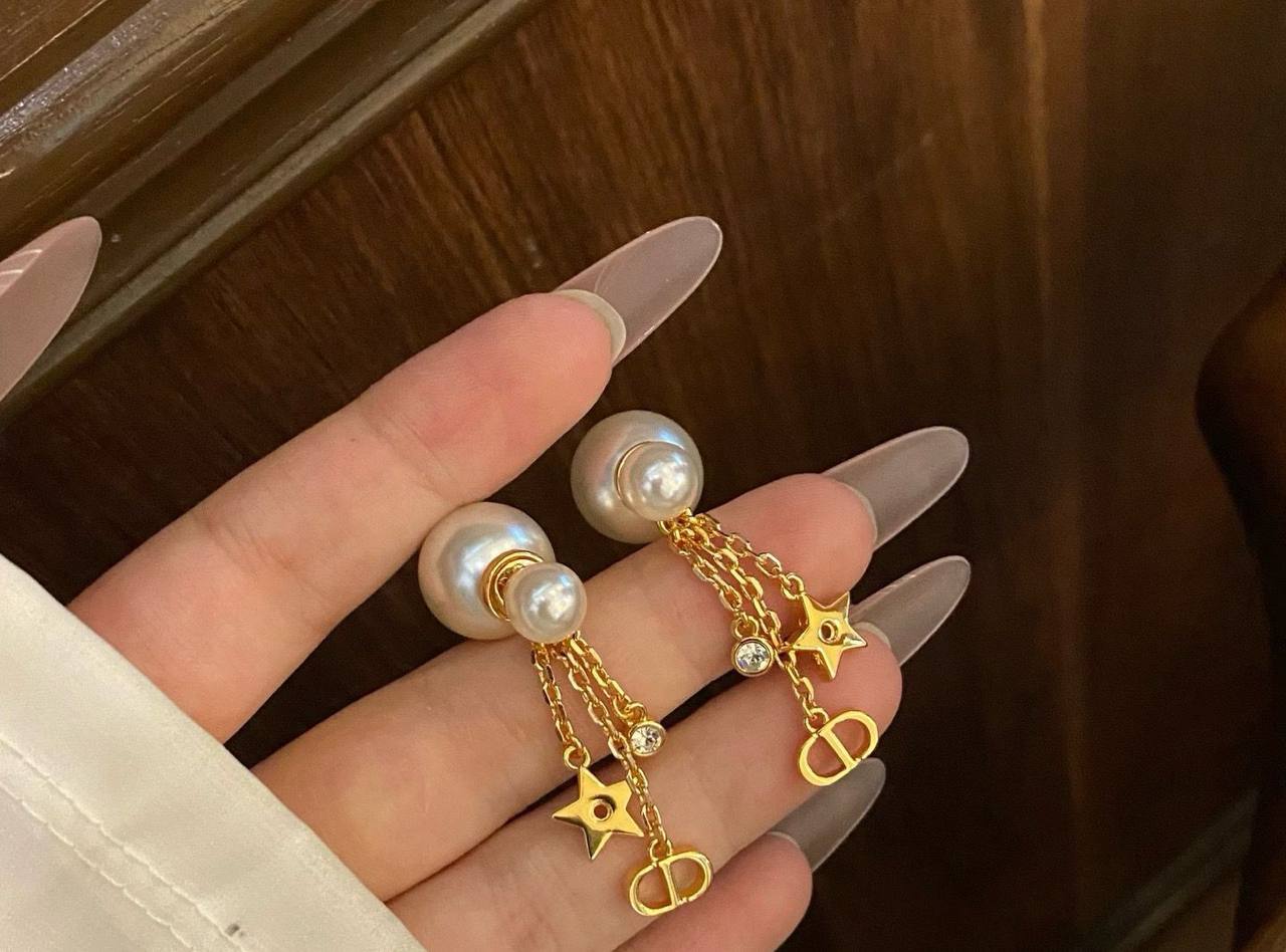 Dior ❤️🔥*
Earring ✨
Master quality 💯
With normal boxes 🗃️
45 dhs✅
With master box 📦
60 dhs✅
Zain216
♥️♥️♥️