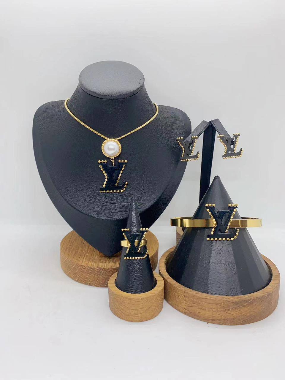 Stainless steel SET 💯*
Necklace ❤️🩹
Earring 🍁
Breslat ❣️
Ring 💍 free size
With normal boxes 📦
And paper bag 🛍️
45 dhs🪙🌺
Zain216