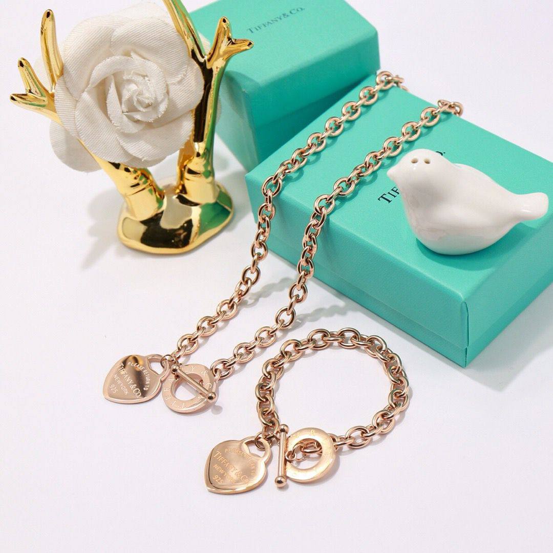 Tiffany ❤️🔥*
Necklace 💥
Bracelet ✨
Master quality 💯
With normal boxes 🗃️
80 dhs✅
With master box 📦
100 dhs✅
Zain216
♥️♥️♥️