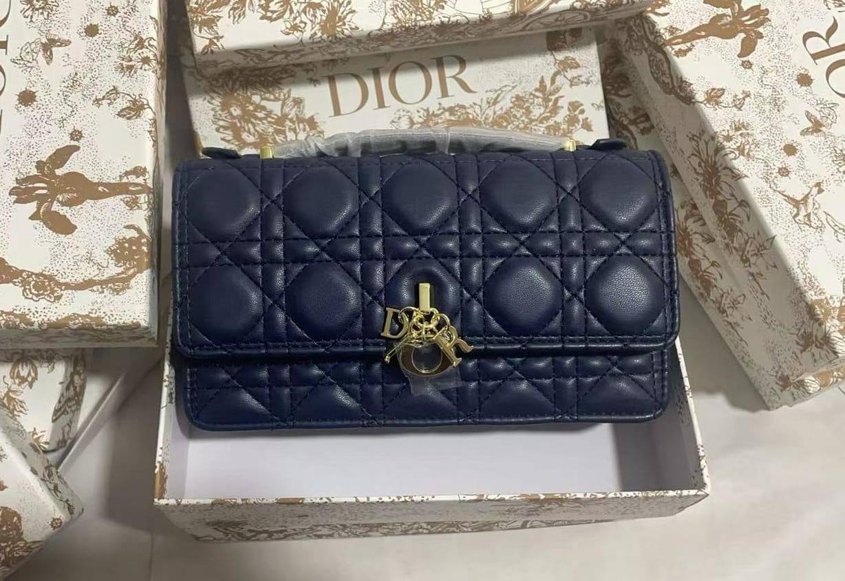 Dior
21Cm
95 dhs👑
With Box
🎁🎁🎁
Zain50
♥️♥️♥️