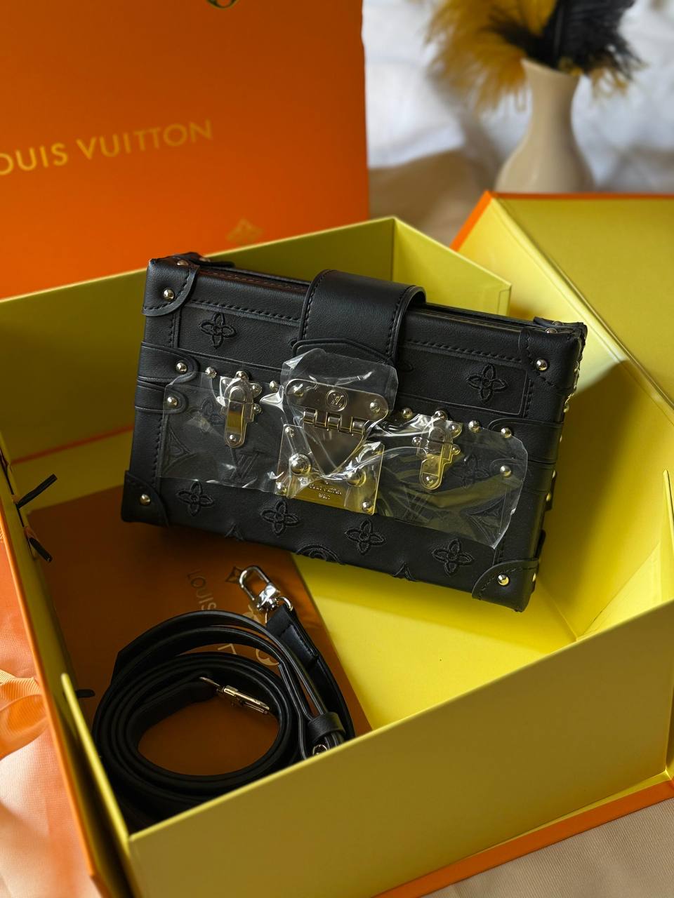 LV
19cm
350 dhs❤️
Top quality
With box🎁
Zain167
♥️♥️♥️