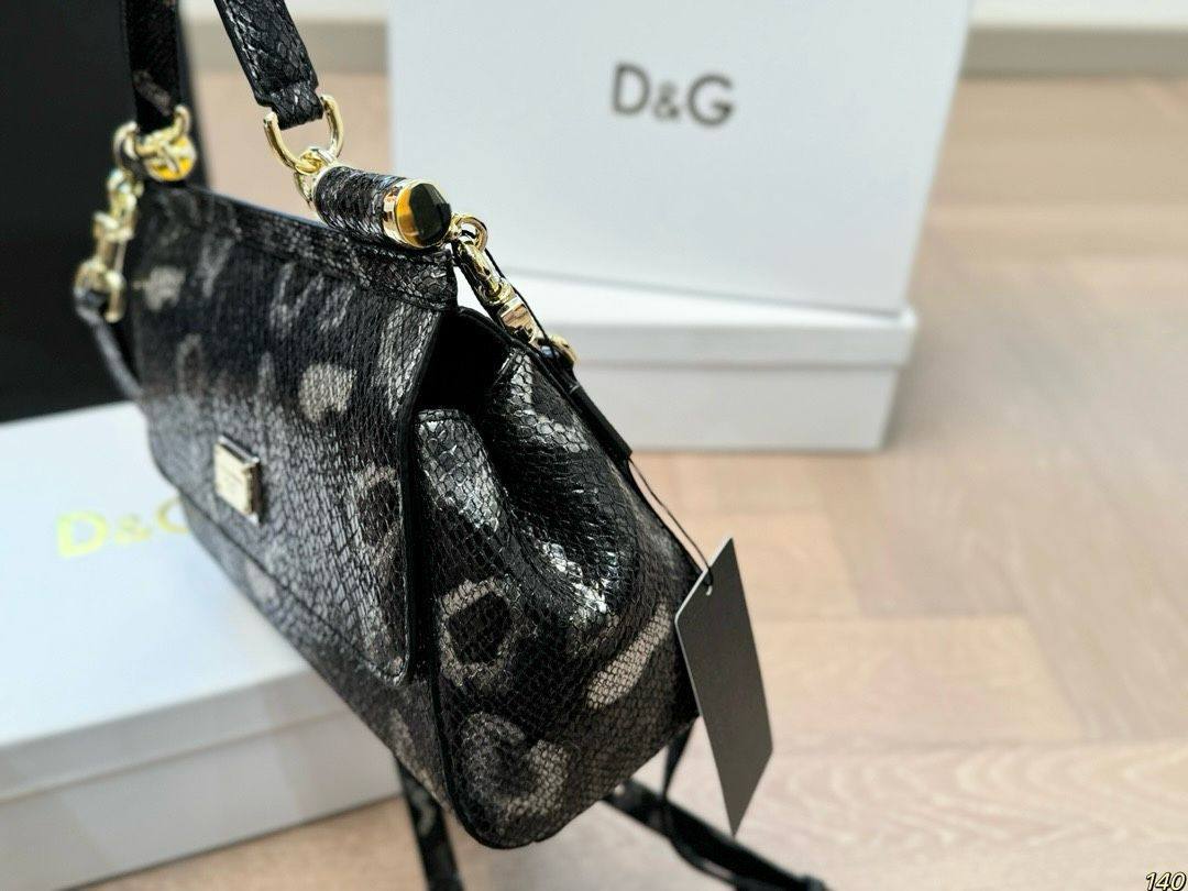 D&G
copy one restock
with box
🎁🎁🎁
190 dhs🪙💚
Zain39
♥️♥️♥️