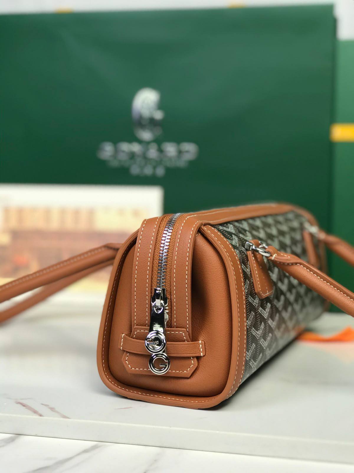 Goyard
model: Hardy PM
Color:Black & Tan
Material:Signature Goyardine canvas with leather trim
Design:Iconic chevron pattern
Handles:Long double leather handles
Style:Elegant, structured handbag suitable for everyday use
For Price 👇 WhatsApp✅
056858
