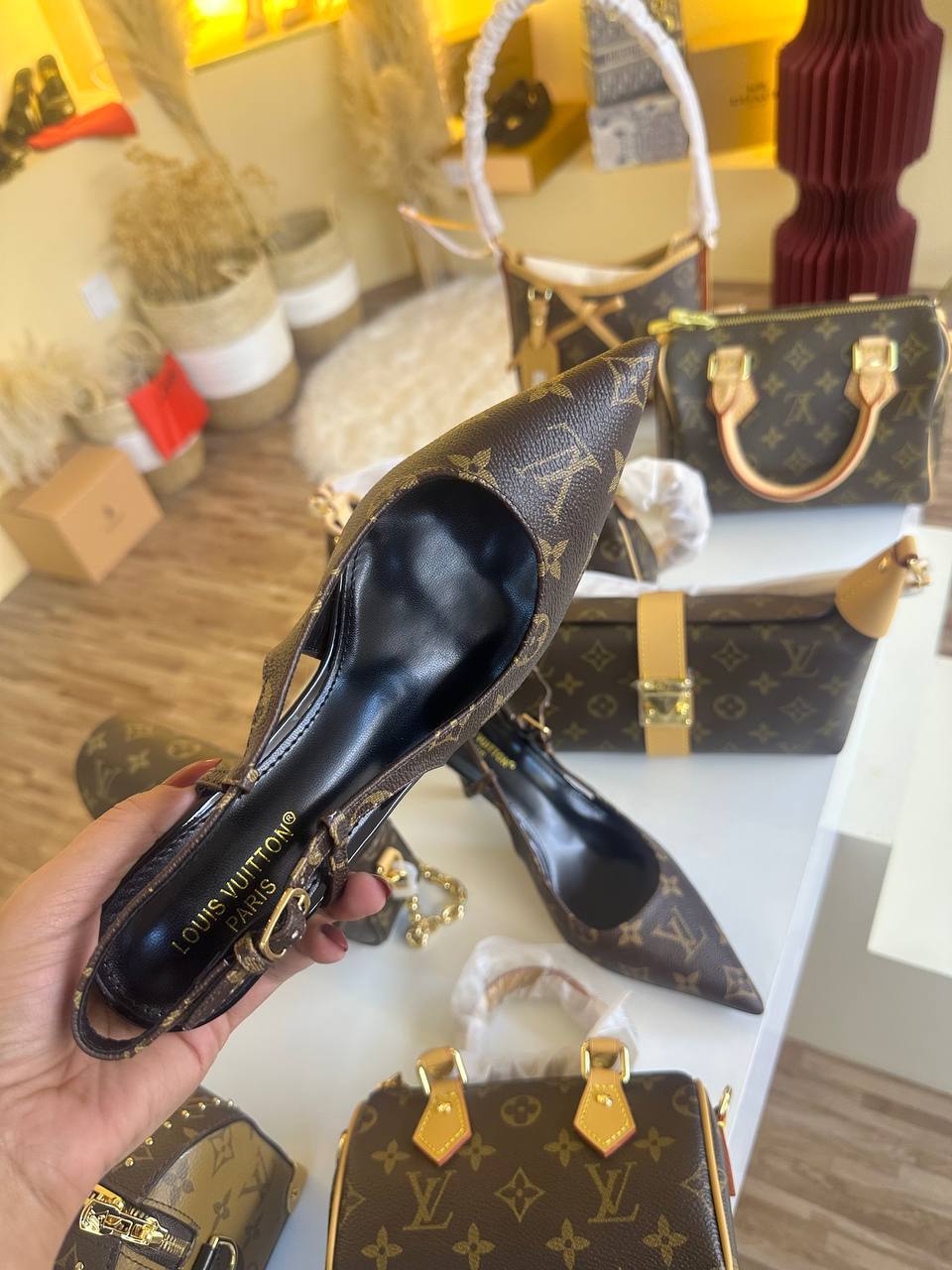 Lv heels
120 dhs
36-41
Zain21
♥️♥️♥️
Zc