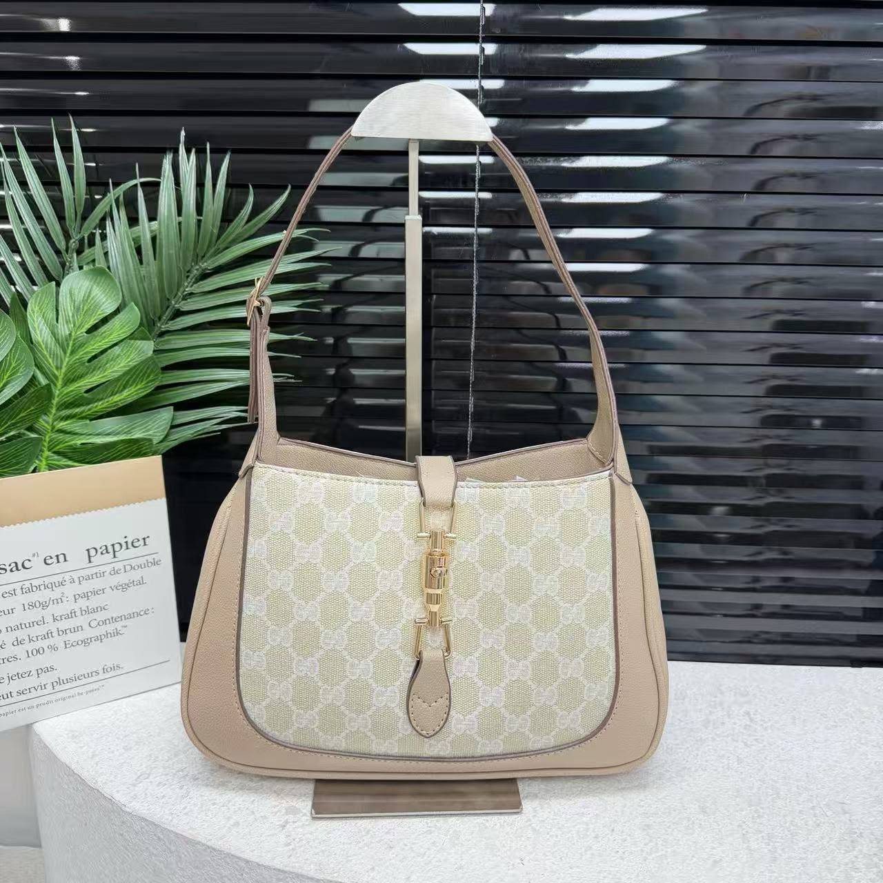 GUCCI
Size 28cm
95 dhs💓
Zain04
♥️♥️♥️