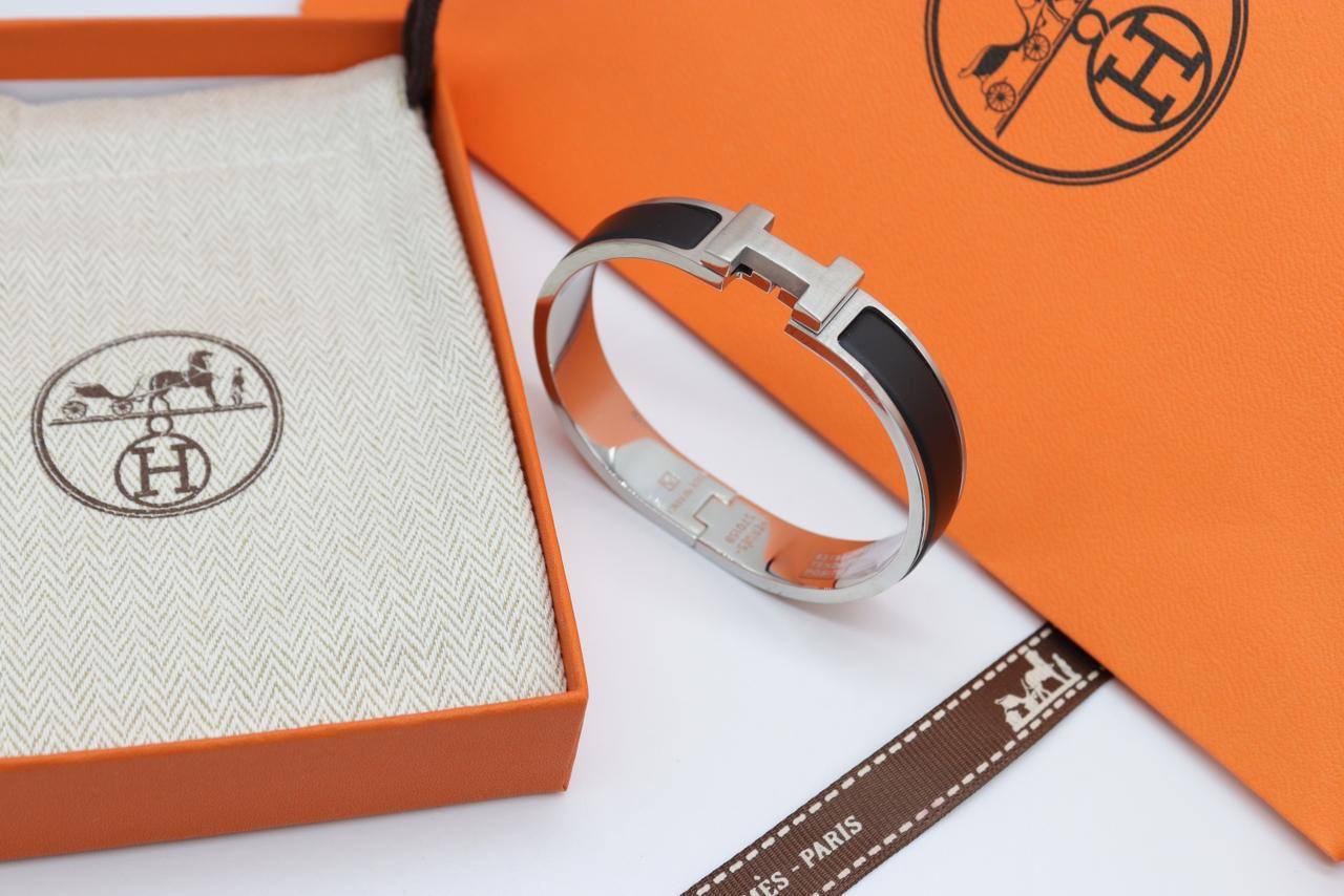 Hermes Bangles
super master
115 dhs✅
with orignal box🎁
Zain32
♥️♥️♥️