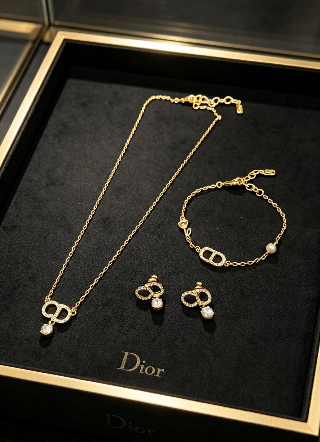 DIOR SET
NECKLACE BRACELET EARRINGS
130 DHS✅
WITH BOX AND PAPER BAG🛍️🎁
Zain89
♥️♥️♥️