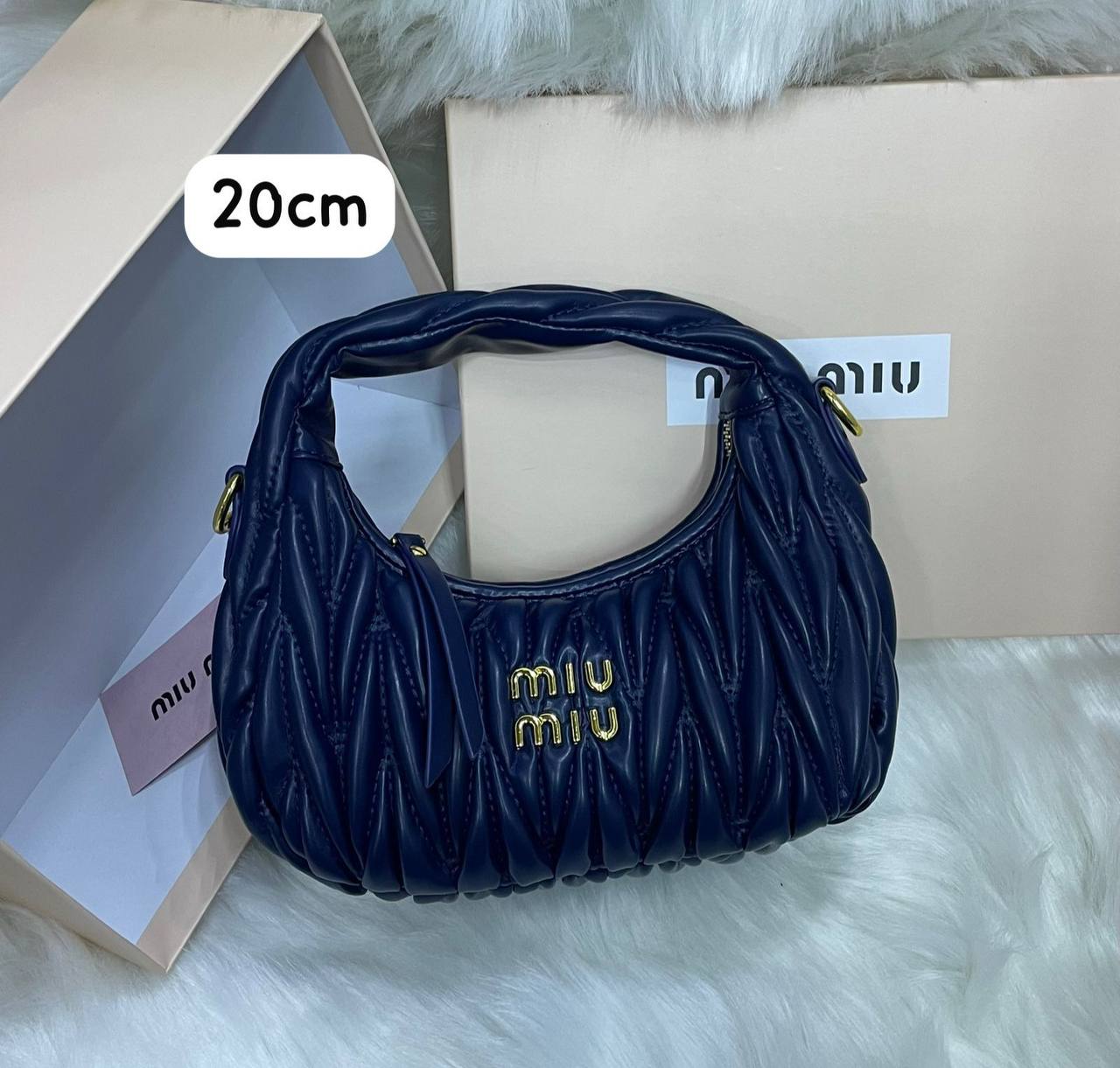 Miu Miu
95 dhs✅
with box
🎁🎁🎁
Zain72
♥️♥️♥️