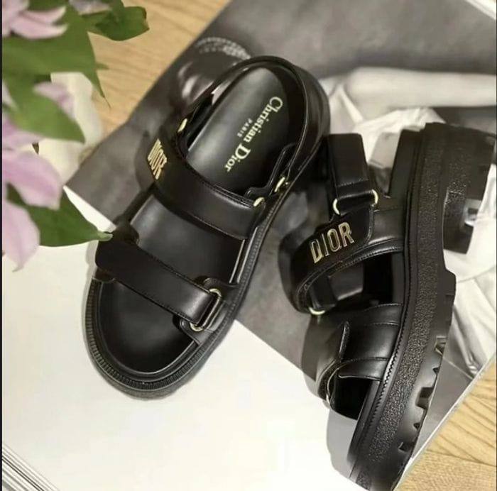 DIOR
☘️ *SIZE 36 to 41 ☘️
260 dhs💓
Zain224
♥️♥️♥️