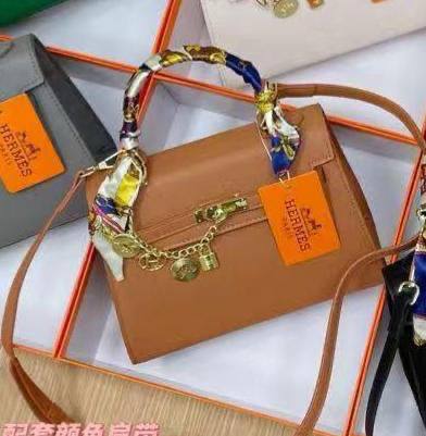 Hermes
25*18*10 cm
With box
🎁🎁🎁
80 dhs🪙💚
Zain17
♥️♥️♥️