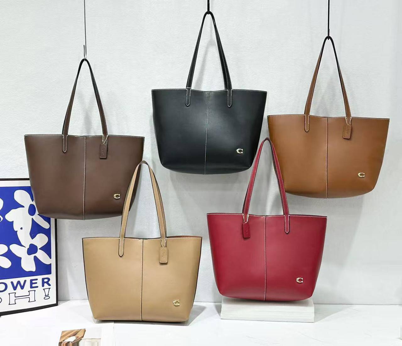 Coach
Good Quality
100 dhs✅
Zain250
♥️♥️♥️