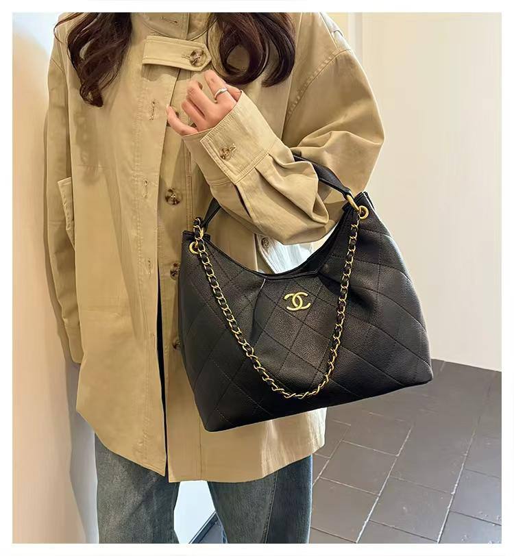 Chanel
100 dhs🪙🖤
Large capacity bag
Zain35
♥️♥️♥️