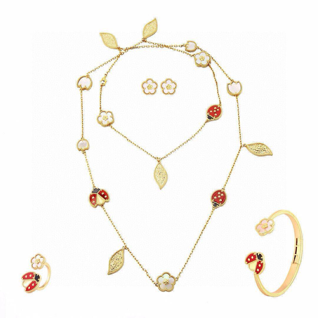 VCA SET❤️🔥
Necklace 💥
Earring ❣️
Ring free size 💍
Bangle 🦋
Master quality 💯
With normal boxes 📦
270 dhs🪙
With master box 🗃️
350 dhs🪙
Zain216
♥️♥️♥️