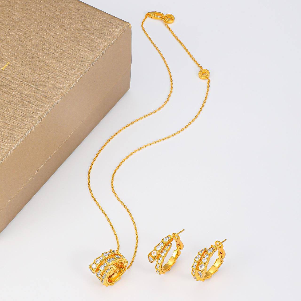 Bvlgari Set* 🦋
Necklace
Earrings
Master quality 🌿
*105* AED normal box 📦
Zain48
♥️♥️♥️