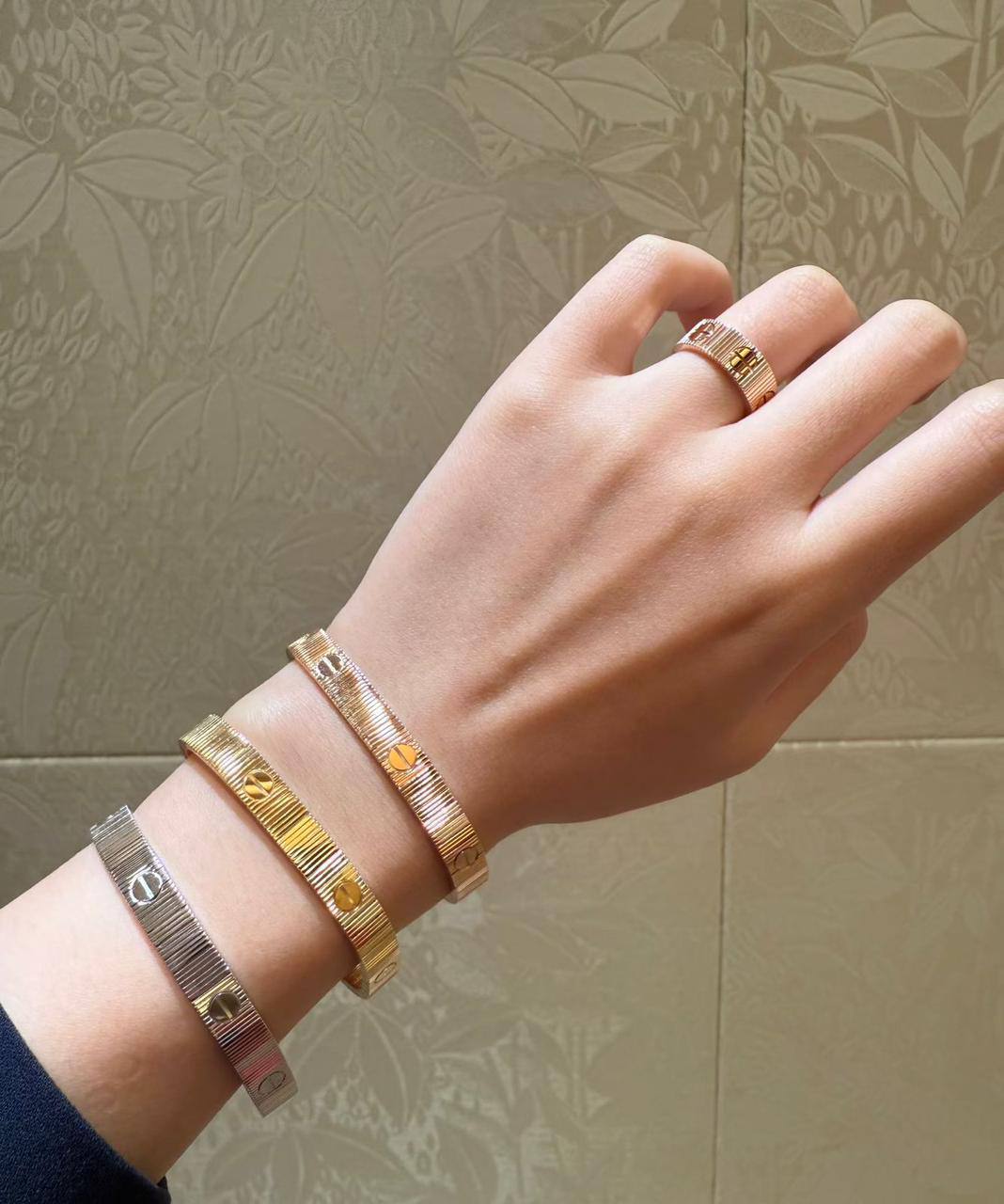 Cartier 🔥*
Bracelet ❣️
Super master quality 💯
With normal boxes 📦
120 dhs🪙🌨️
With master box 🗃️
170 dhs🪙🌨️
Zain216
♥️♥️♥️