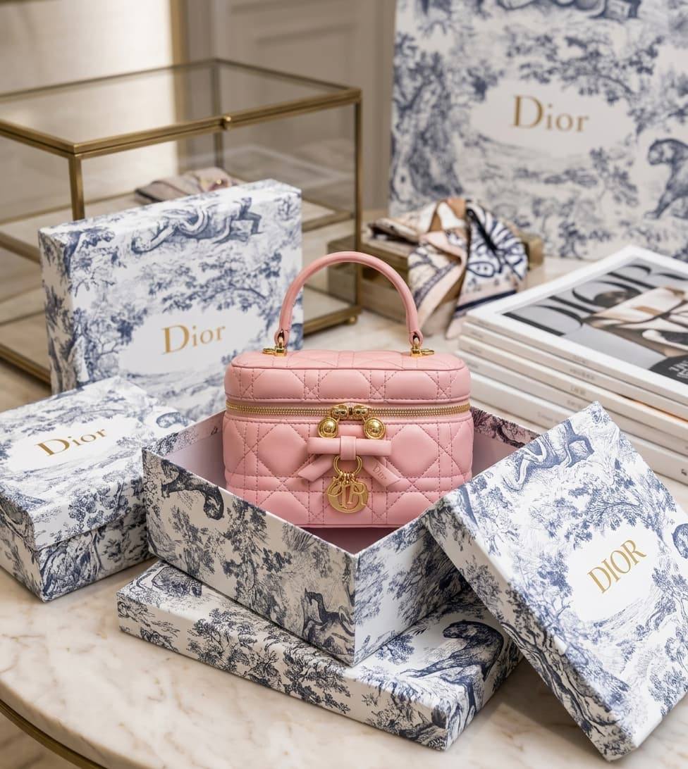DIOR
SIZE 18CM
WITH BOX 📦
HIGH QUALITY
110 dhs🇦🇪🇦🇪
Zain331
♥️♥️♥️