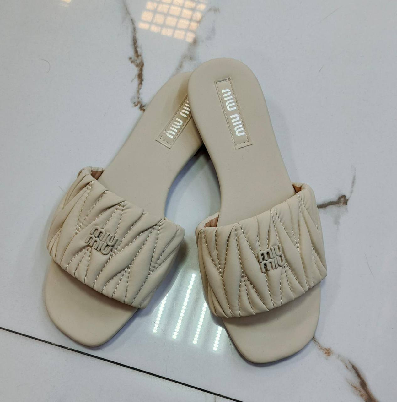 Miu Miu
60 dhs✅
Size 36-41
Zain232
♥️♥️♥️