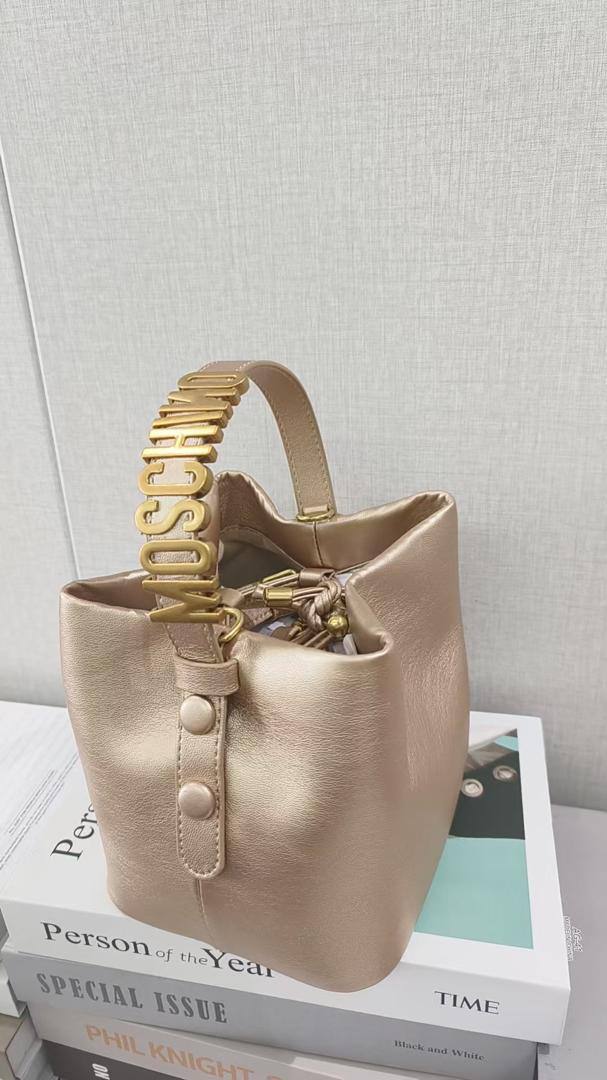 Moschino
100 dhs🇦🇪🇦🇪
size 19cm
High quality
Zain26
♥️♥️♥️