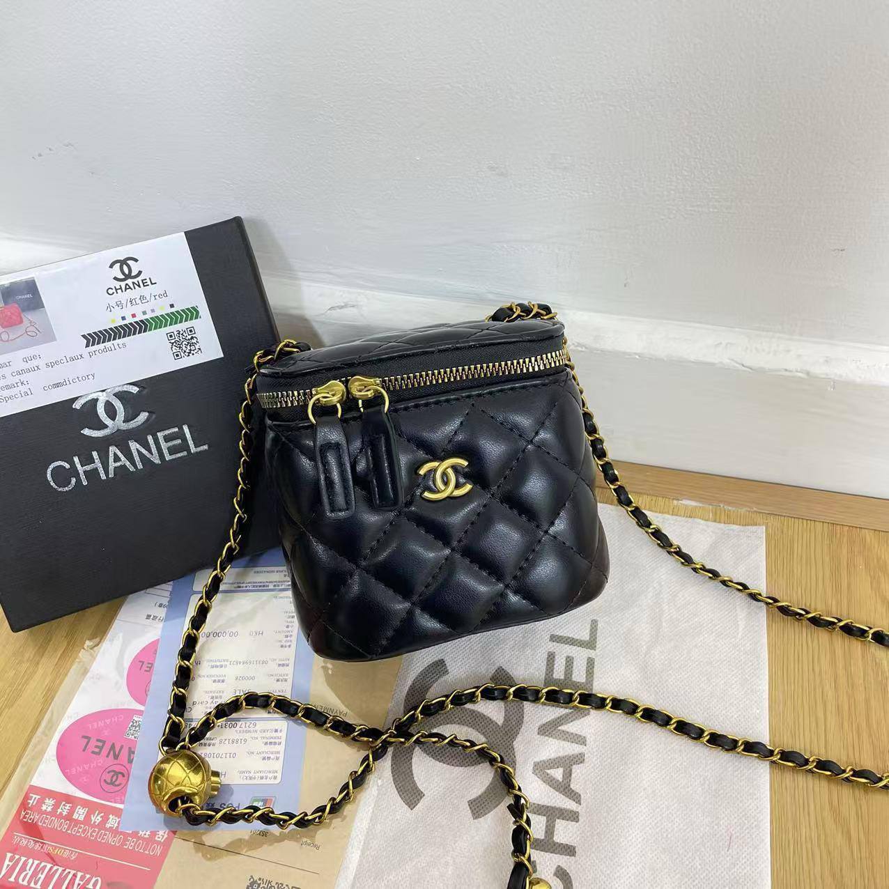 Chanel
13*12*11cm
With box
🎁🎁🎁
65 dhs🪙🖤
Zain17
♥️♥️♥️