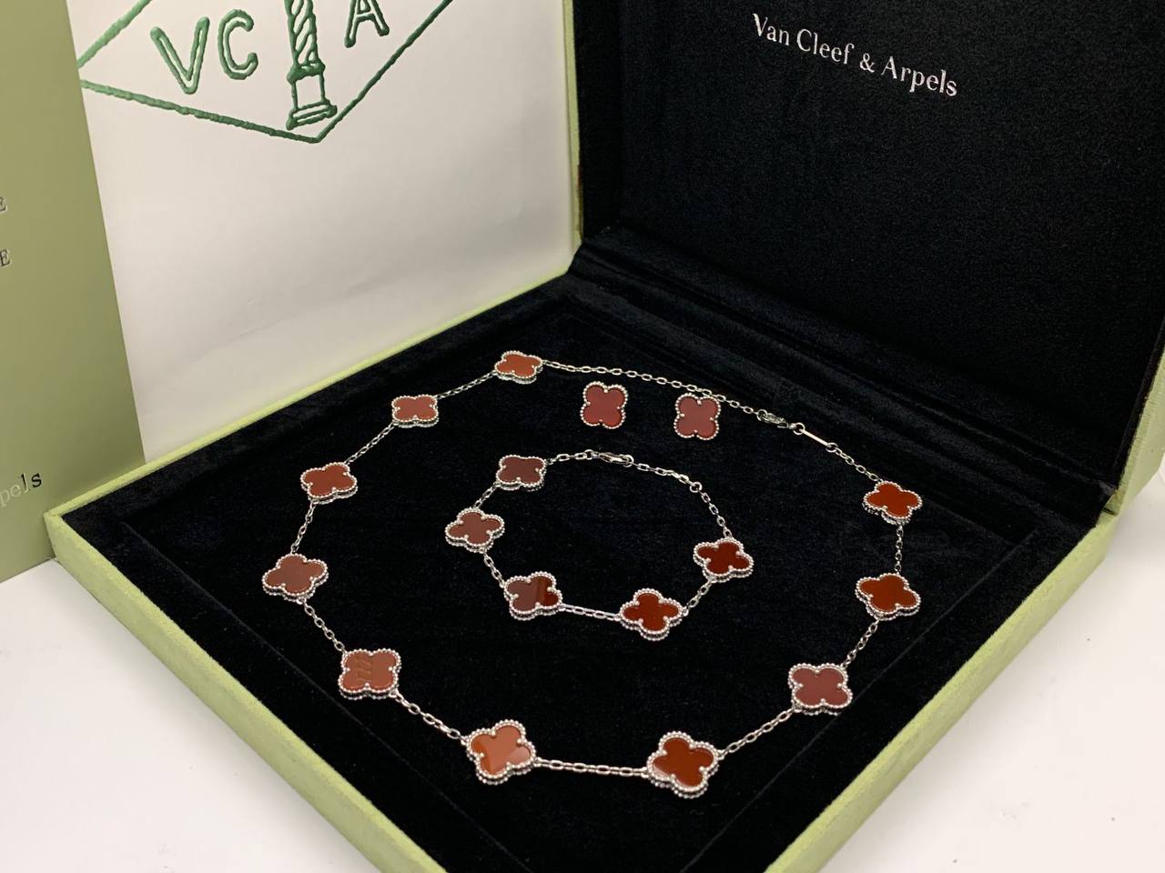 230 dhs🪙🌨️ SET
VANCLEAF & ARPELs
NECKLACE
BRACELET
EARRINGS
WITH GOOD BOX AND PAPER BAG
280 dhs🪙🌨️
WITH MASTER BOX AND PAPER BAG
🎁🎁🎁
Zain89
♥️♥️♥️