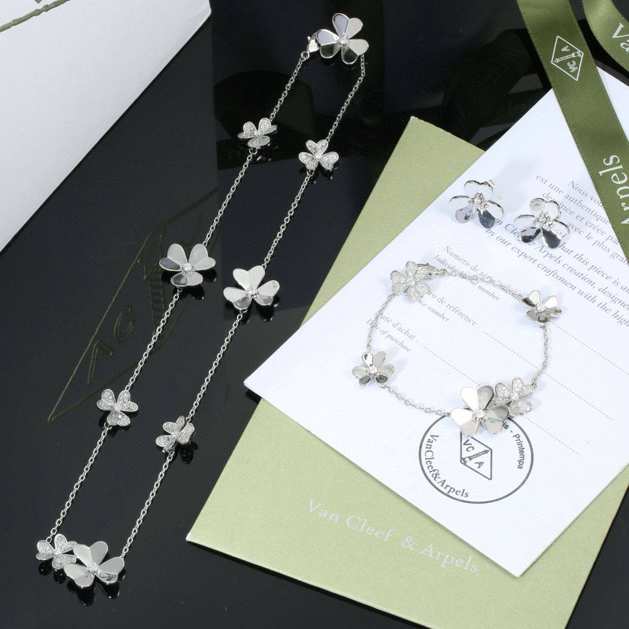 VCA SET
MASTER✨💫
NECKLACE BRACELET EARRINGS WITH GOOD BOX AND PAPER BAG🛍️🎁
230 DHS🇦🇪
Zain89
♥️♥️♥️