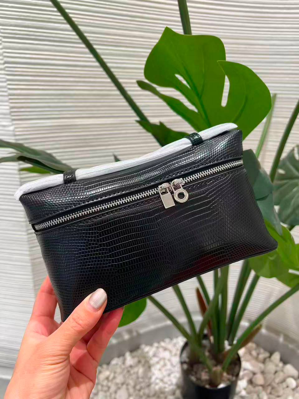 Loro Piana
100 dhs🇦🇪🇦🇪
good-quality with box
Zain35
♥️♥️♥️