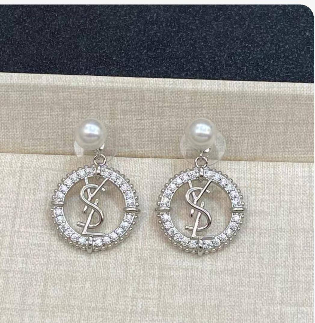 YSL 🦋*
Earring 🔥
Master quality 💯
With normal boxes 🗃️
And paper bag 🛍️
45 dhs✅
Zain216
♥️♥️♥️