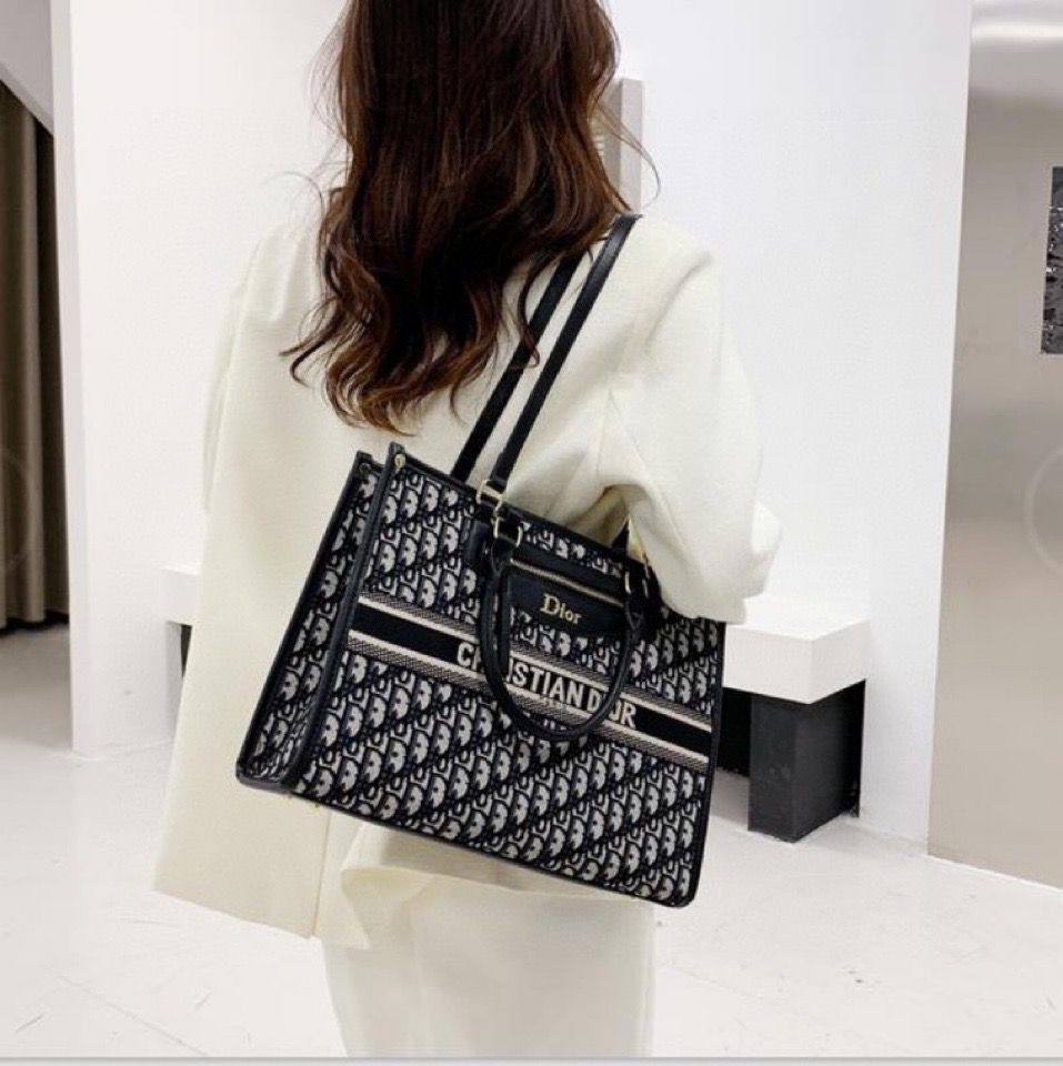 Bags
95 dhs🪙🌨️
35 cm
Zain219
♥️♥️♥️
Chanel
Dior
Gucci
