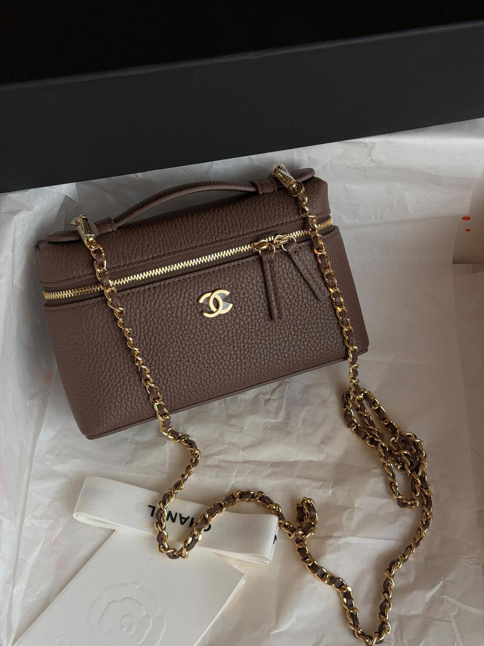 Chanel
𝐕𝐀𝐍𝐈𝐓𝐘 𝐂𝐀𝐒𝐄 𝐖𝐈𝐓𝐇 𝐂𝐇𝐀𝐈𝐍 𝐒𝐔𝐏𝐄𝐑 𝐌𝐀𝐒𝐓𝐄𝐑 𝐐𝐔𝐀𝐋𝐈𝐓𝐘
𝐋𝐀𝐑𝐆𝐄 -1300 dhs✅
𝐌𝐞𝐝𝐢𝐮𝐦 - 1250 dhs✅
𝐒𝐦𝐚𝐥𝐥 - 1200 dhs✅
ETAG4
♥️♥️♥️