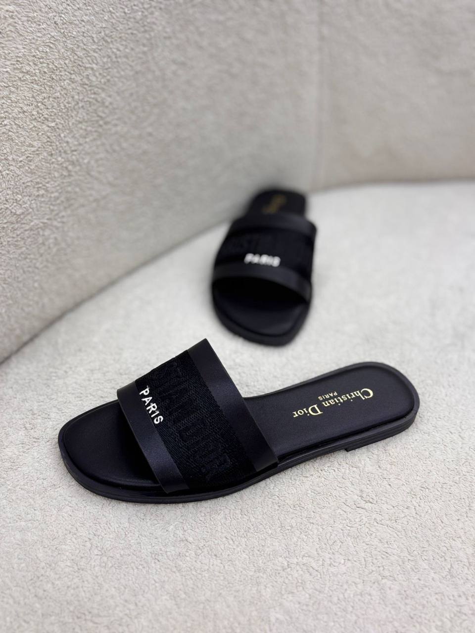 Dior
100 dhs✅
Size 36-42
Zain55
♥️♥️♥️