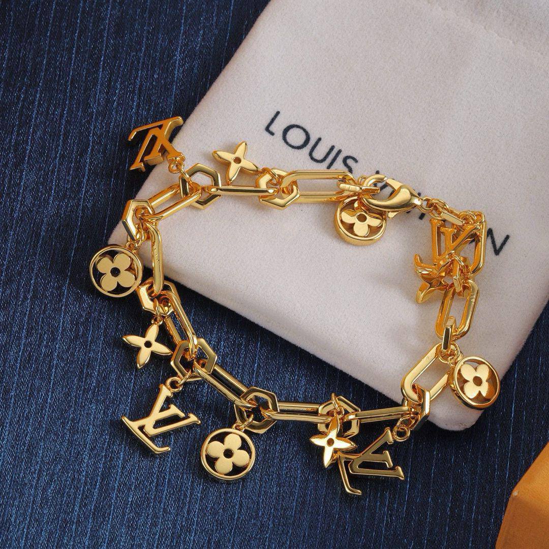 LV Set 💎
Necklace
Bracelet
*Master Quality* 🎗️
175 AED normal box 📦
Zain48
♥️♥️♥️