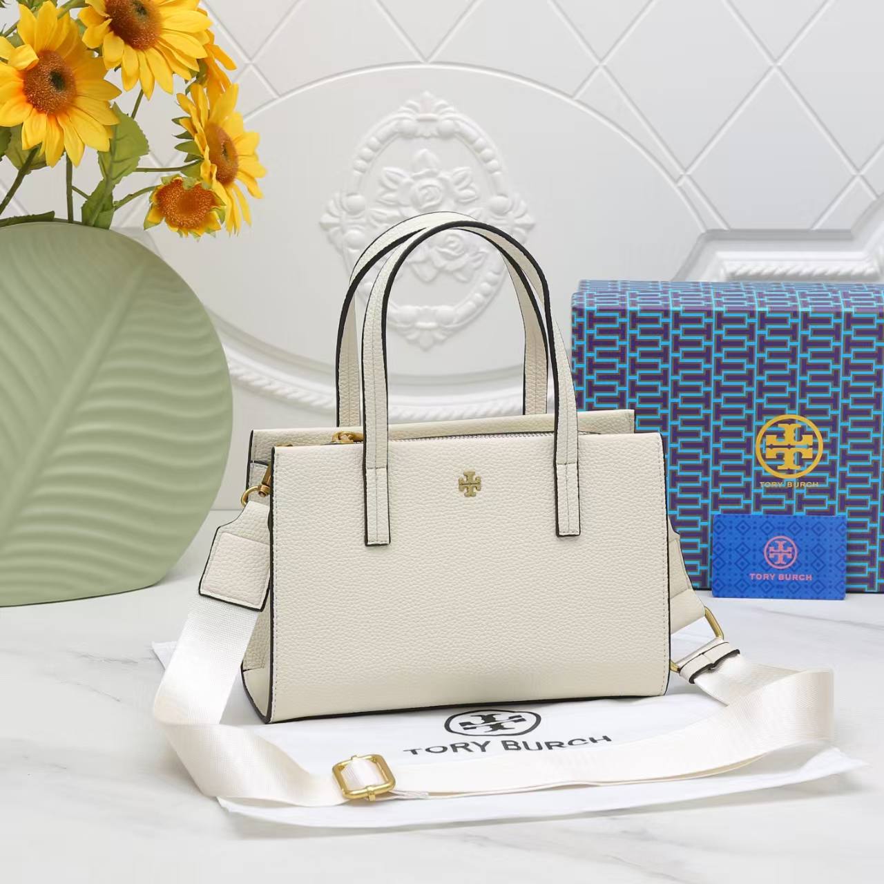 TORY BURCH
Best quality WITH BOX
110 dhs✅
size 24CM
Zain290
♥️♥️♥️