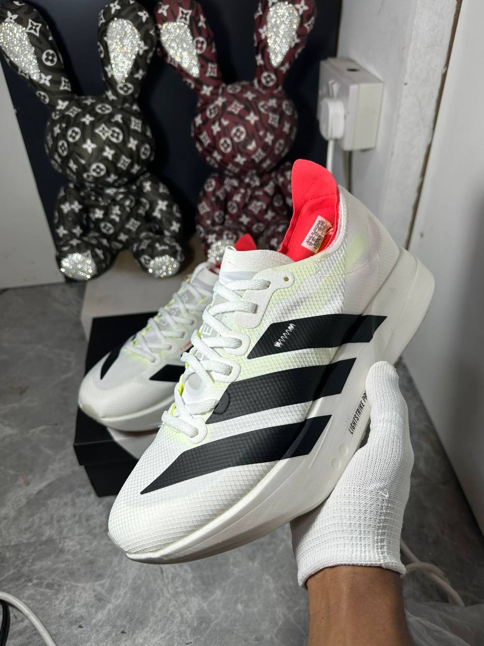Adidas ADIZERO ADIOS PRO 4 ‘Cloud White / Core Black / Silver Metallic’
36-45 AVAILABLE 🤩
180 dhs🪙💚
Zain242
♥️♥️♥️